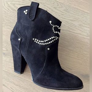 Black suede like boots